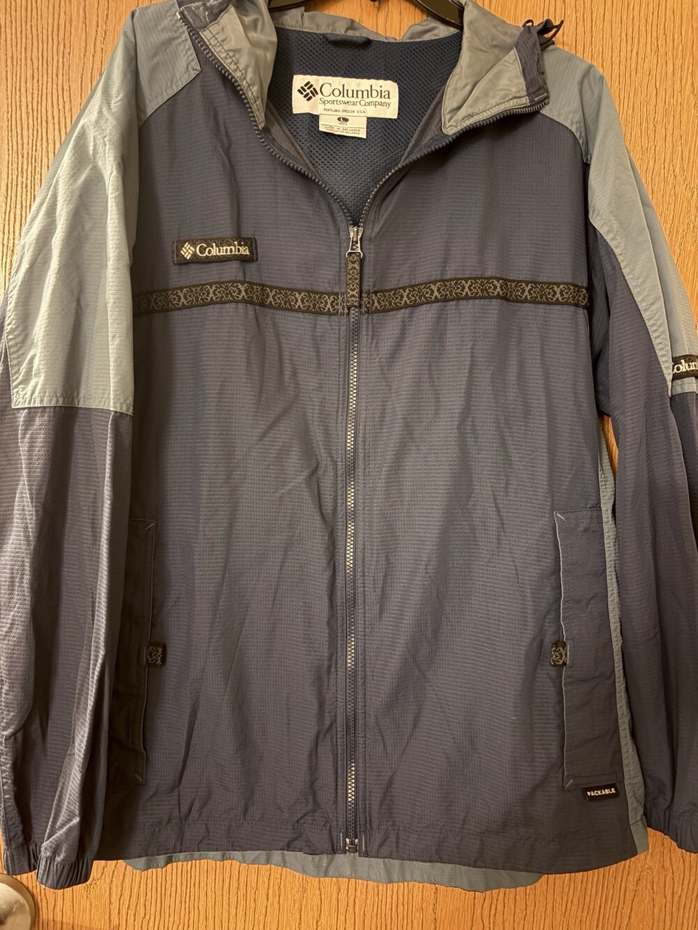 Vintage 90’s Columbia Men’s Packable Hooded Windbreaker Jacket Size L